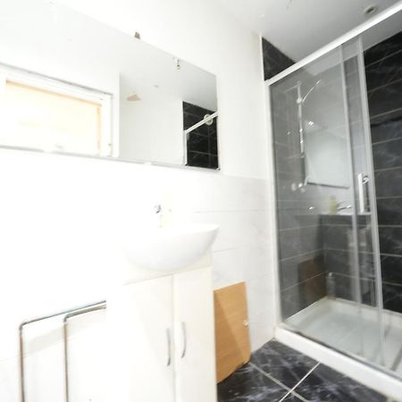 Airport Comfy Stay Harmondsworth Exterior photo