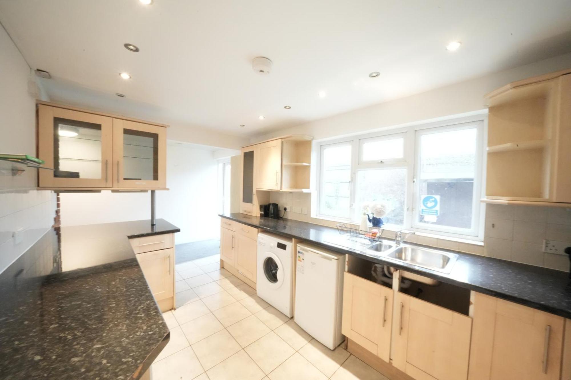 Airport Comfy Stay Harmondsworth Exterior photo