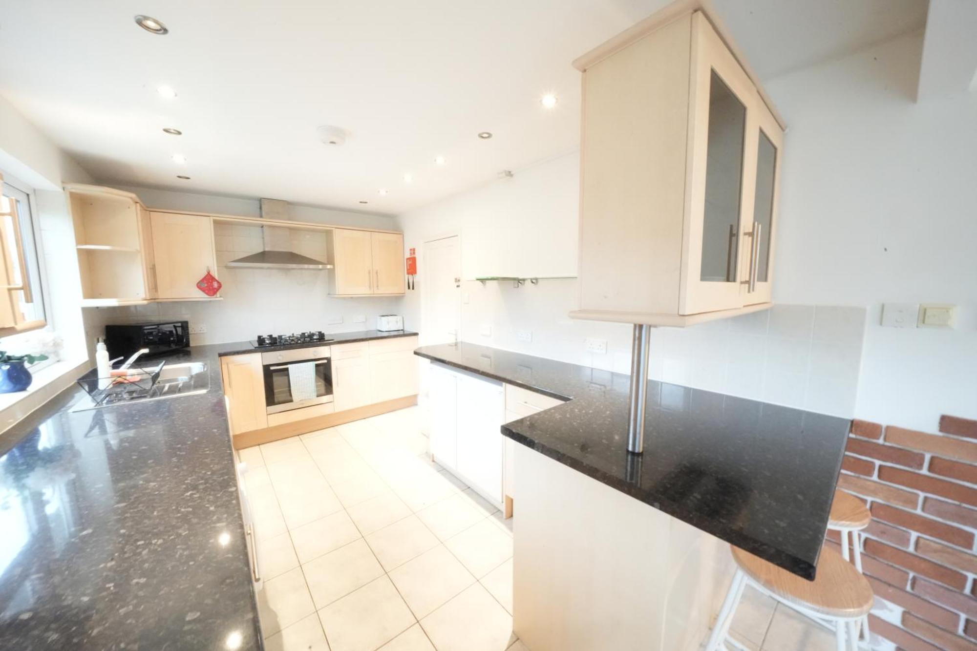 Airport Comfy Stay Harmondsworth Exterior photo