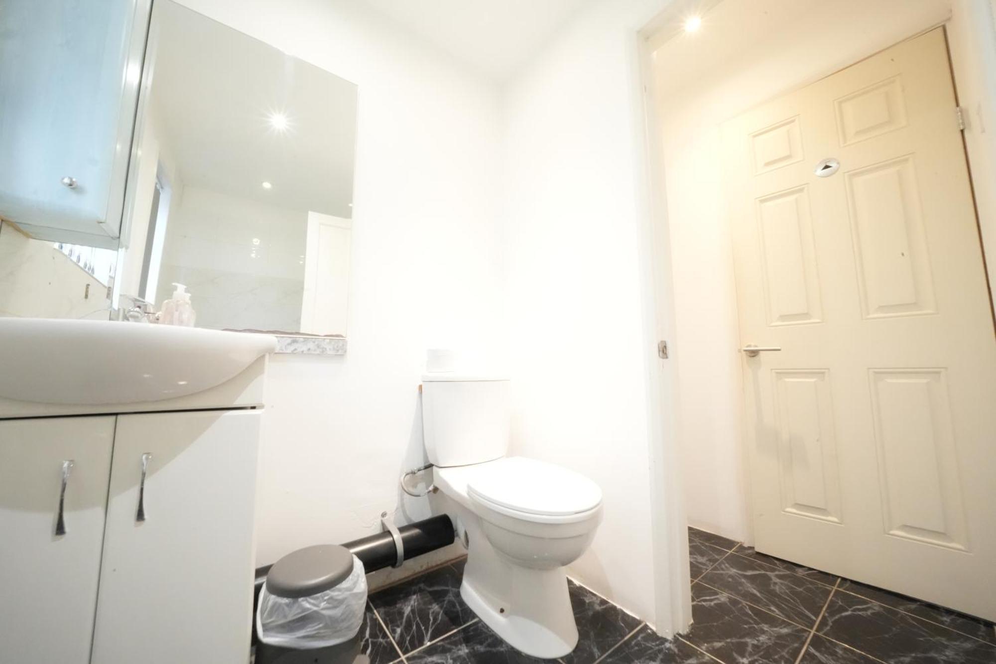 Airport Comfy Stay Harmondsworth Exterior photo