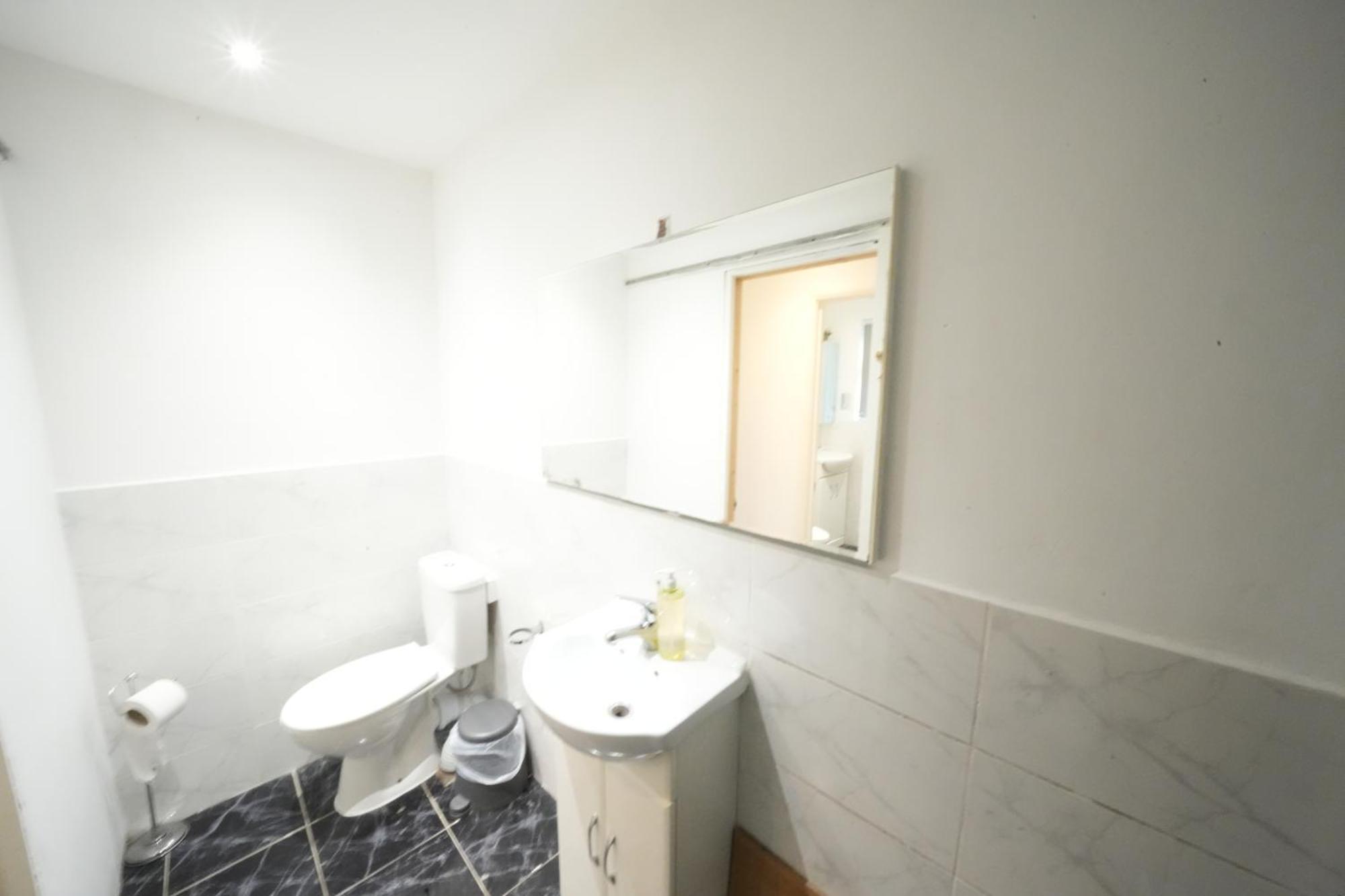Airport Comfy Stay Harmondsworth Exterior photo
