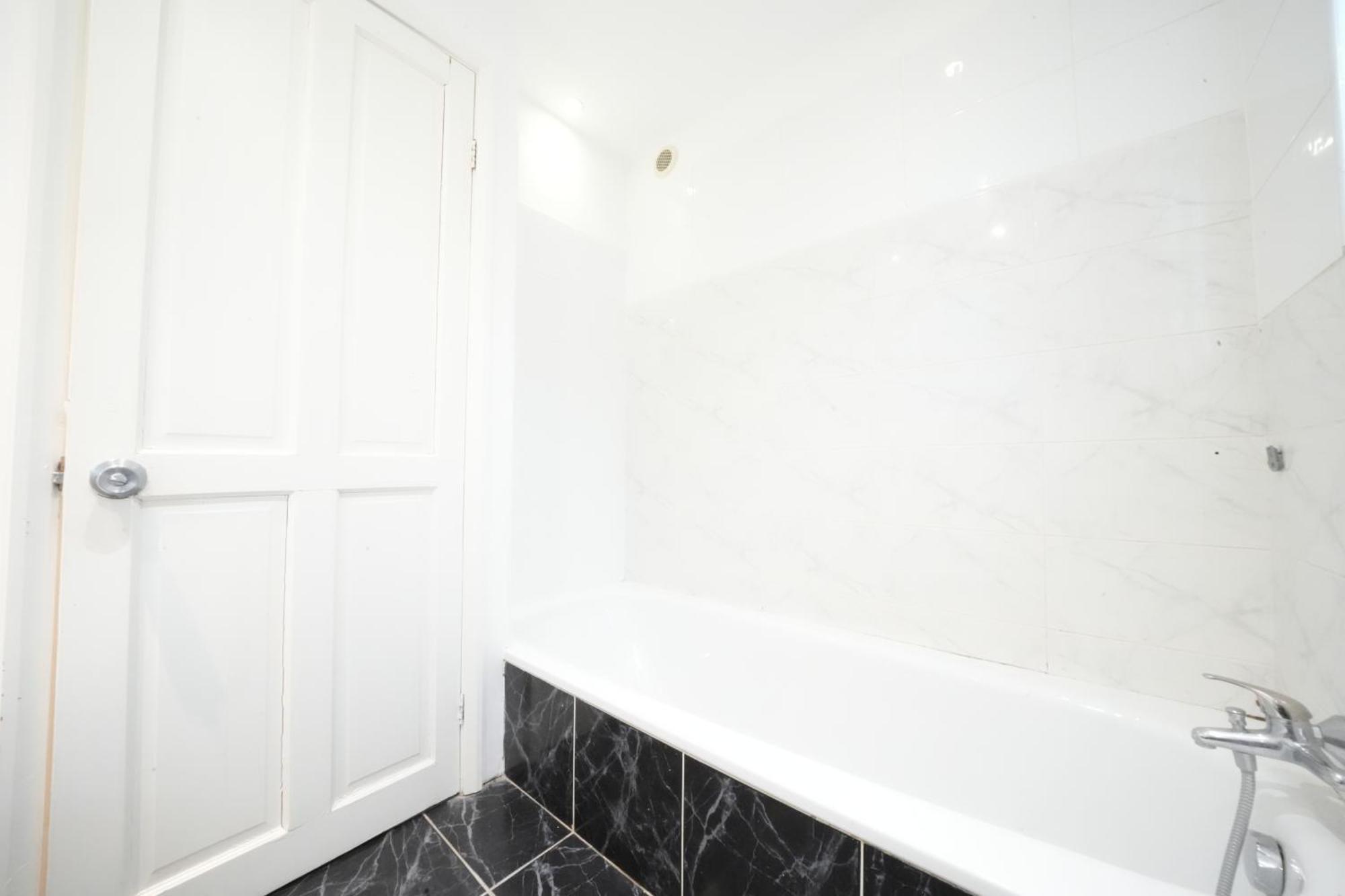 Airport Comfy Stay Harmondsworth Exterior photo