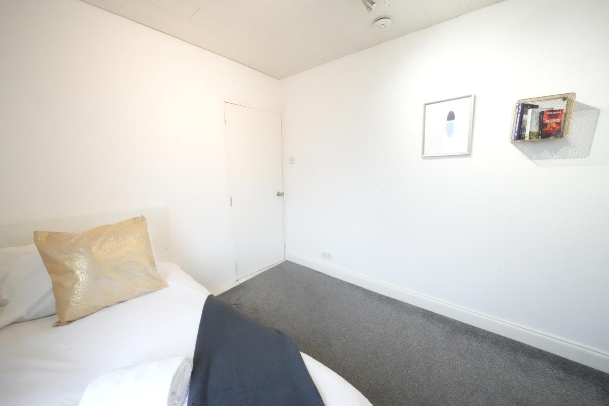 Airport Comfy Stay Harmondsworth Exterior photo