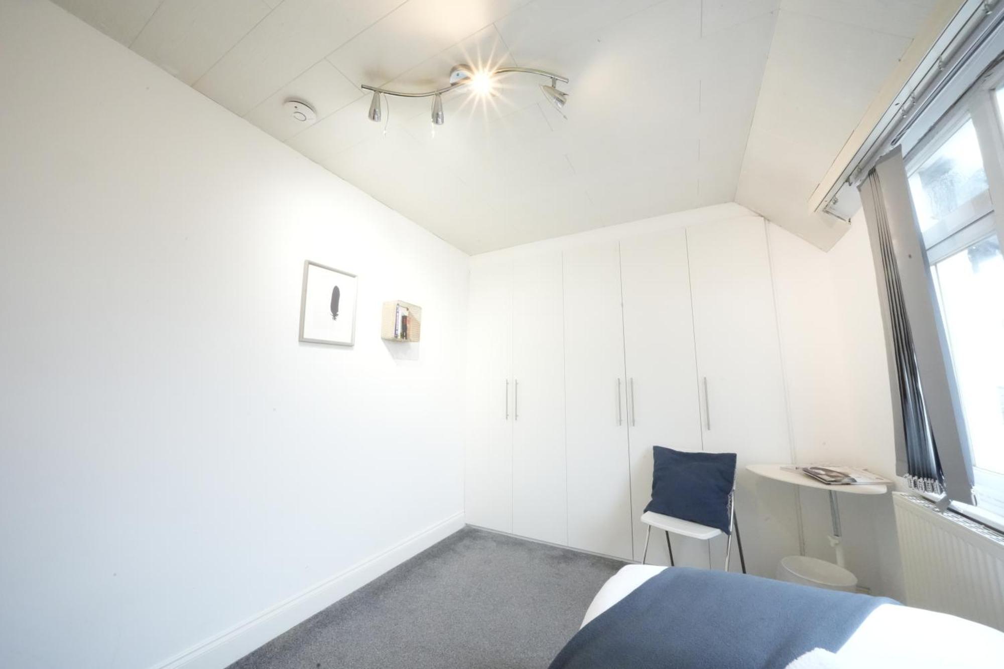 Airport Comfy Stay Harmondsworth Exterior photo