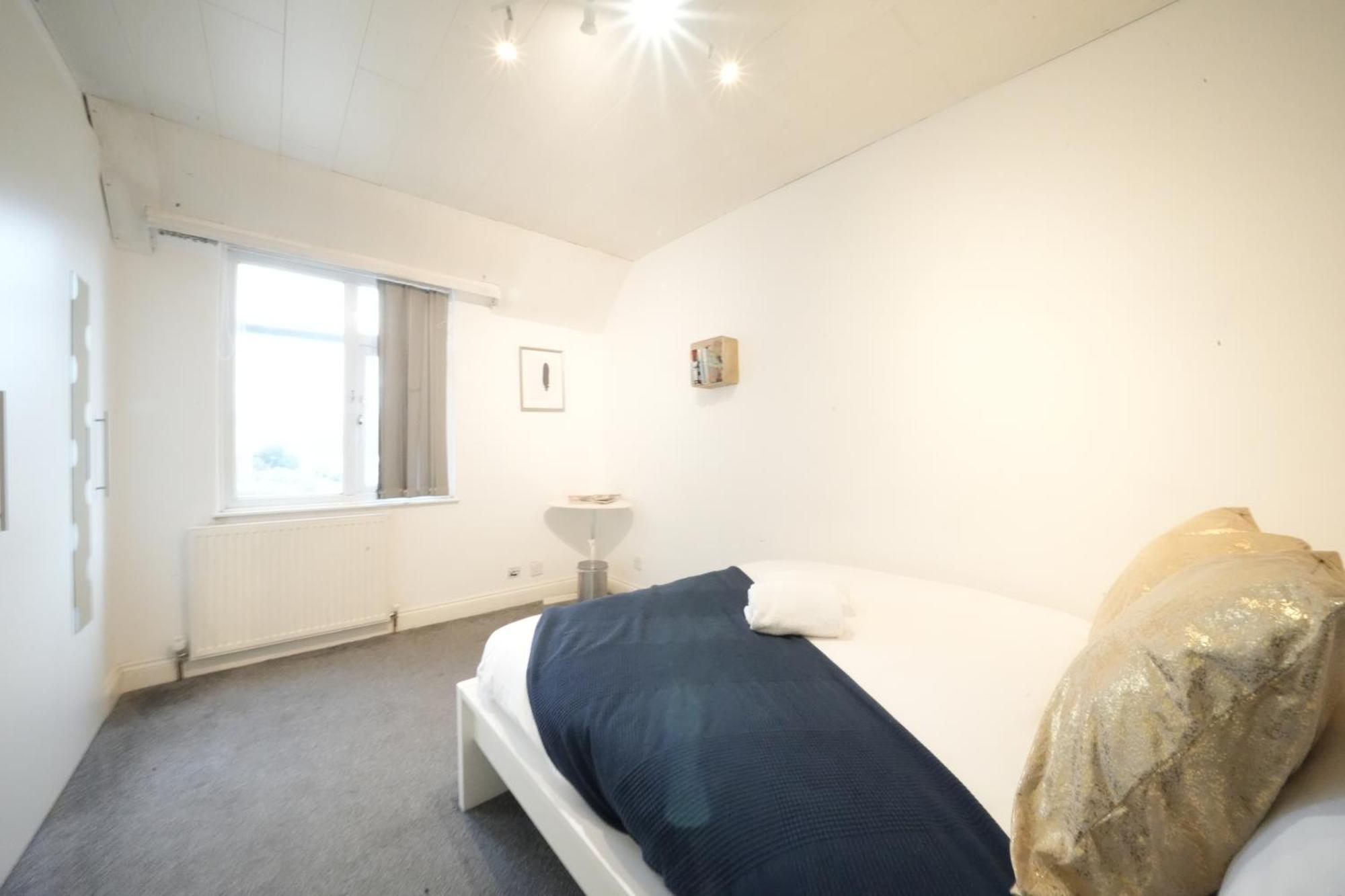 Airport Comfy Stay Harmondsworth Exterior photo