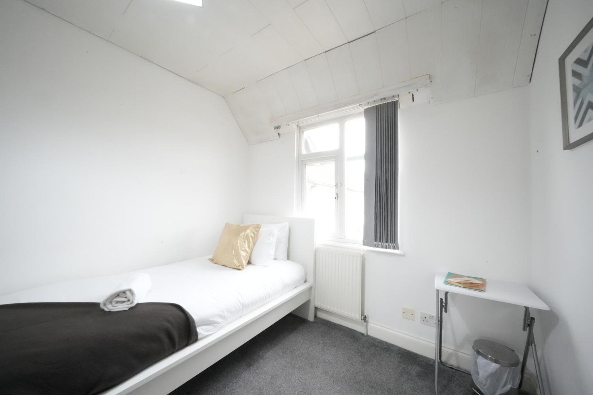 Airport Comfy Stay Harmondsworth Exterior photo