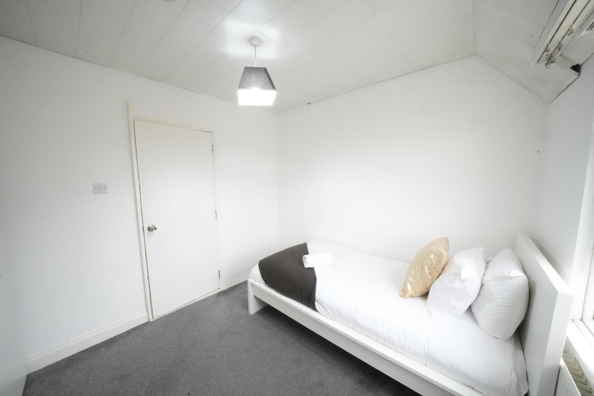Airport Comfy Stay Harmondsworth Exterior photo