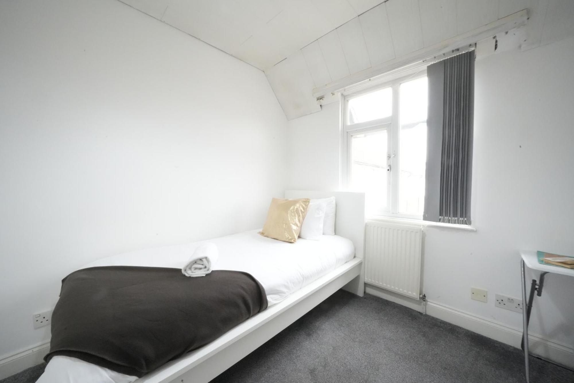 Airport Comfy Stay Harmondsworth Exterior photo