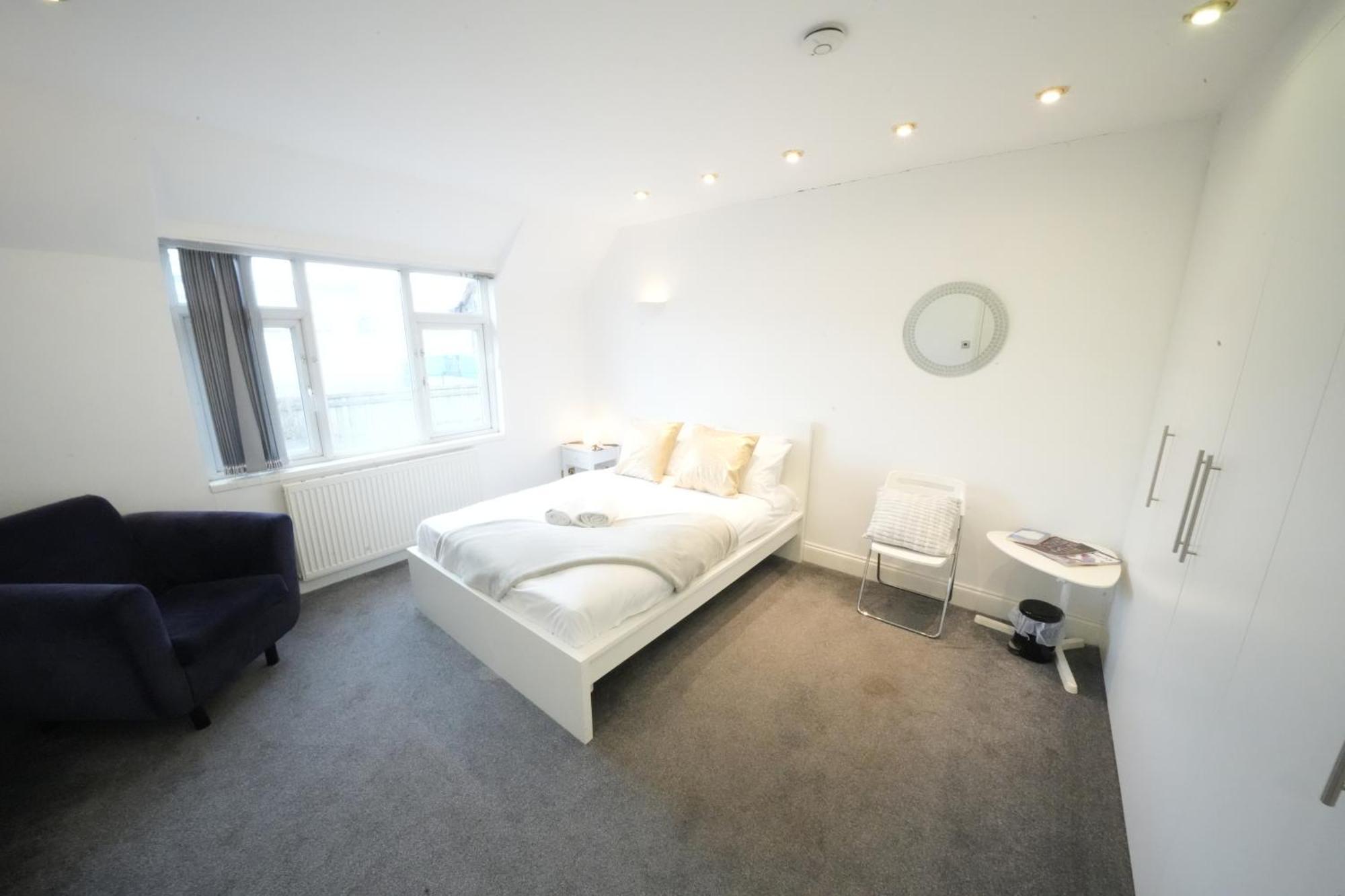 Airport Comfy Stay Harmondsworth Exterior photo