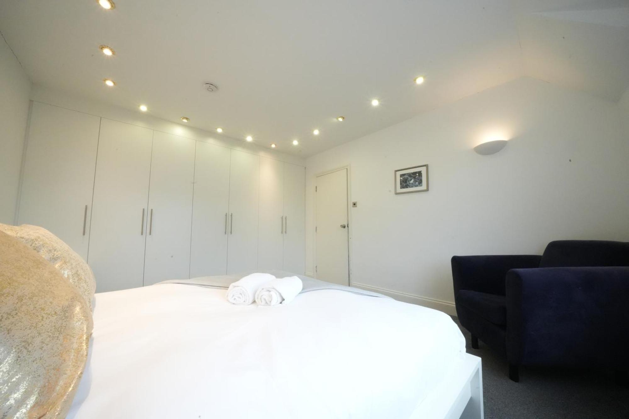 Airport Comfy Stay Harmondsworth Exterior photo