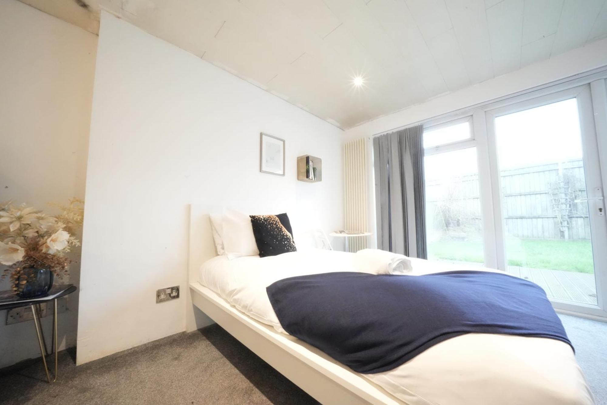 Airport Comfy Stay Harmondsworth Exterior photo