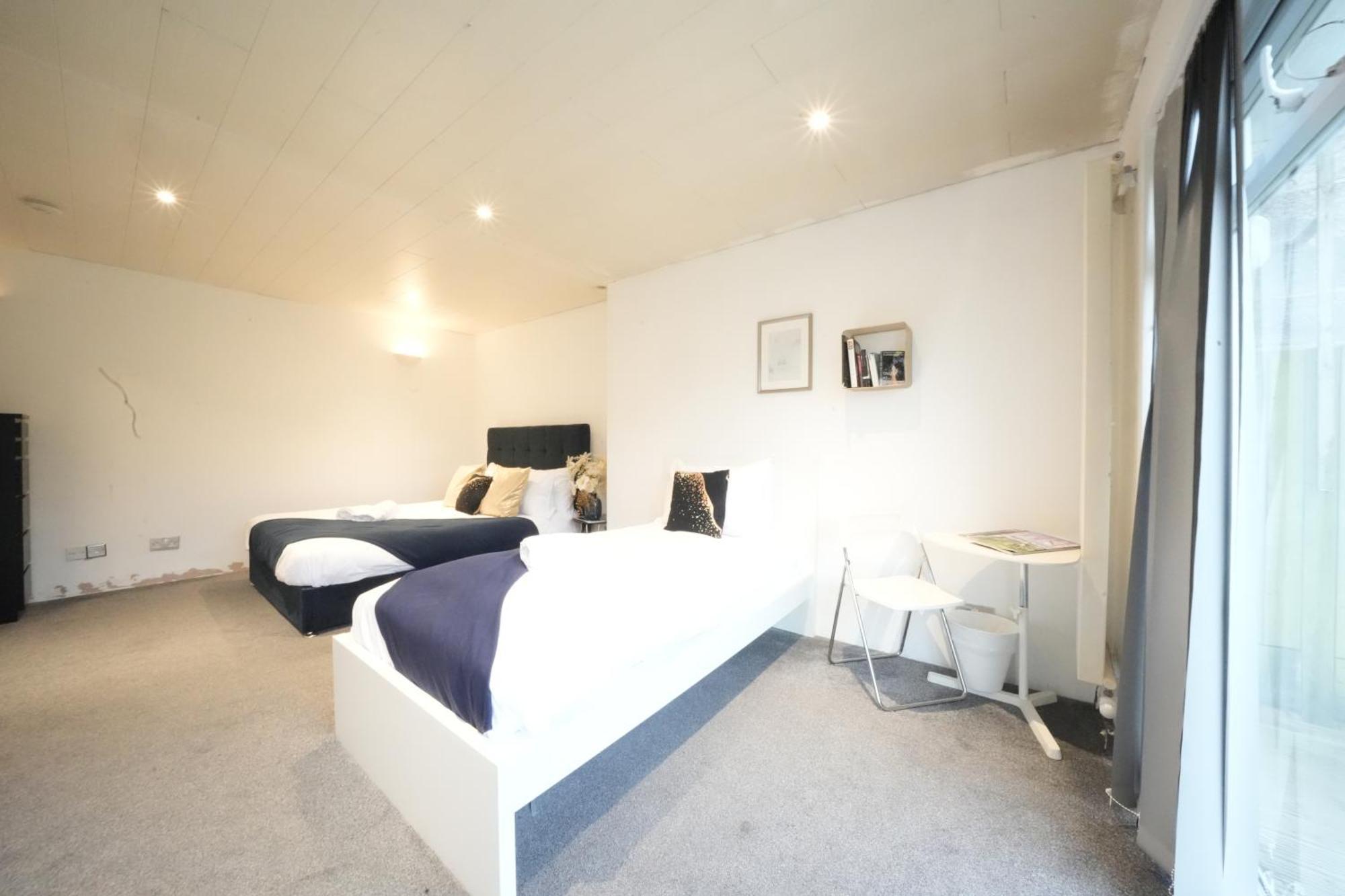 Airport Comfy Stay Harmondsworth Exterior photo