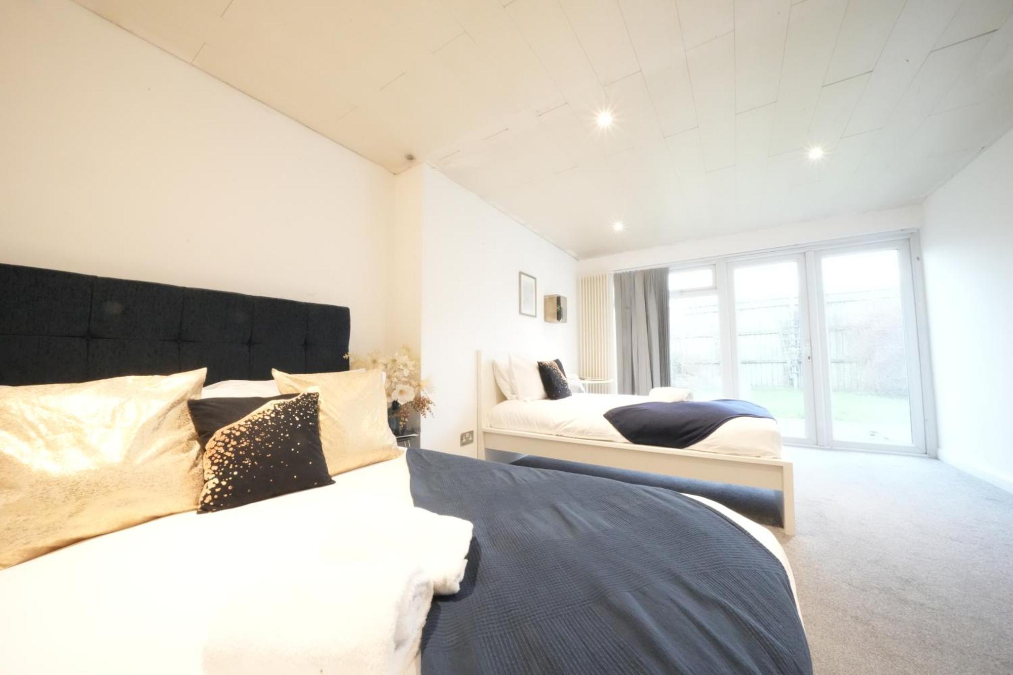 Airport Comfy Stay Harmondsworth Exterior photo