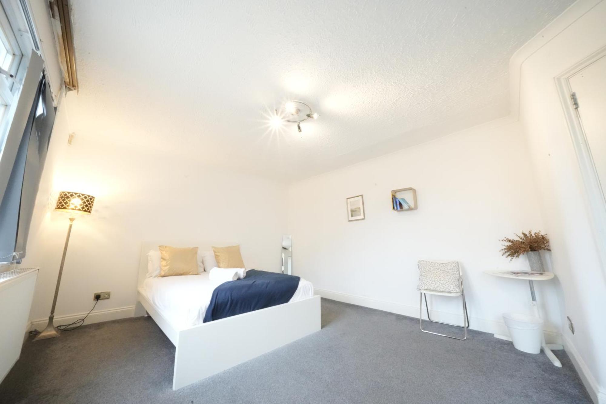 Airport Comfy Stay Harmondsworth Exterior photo