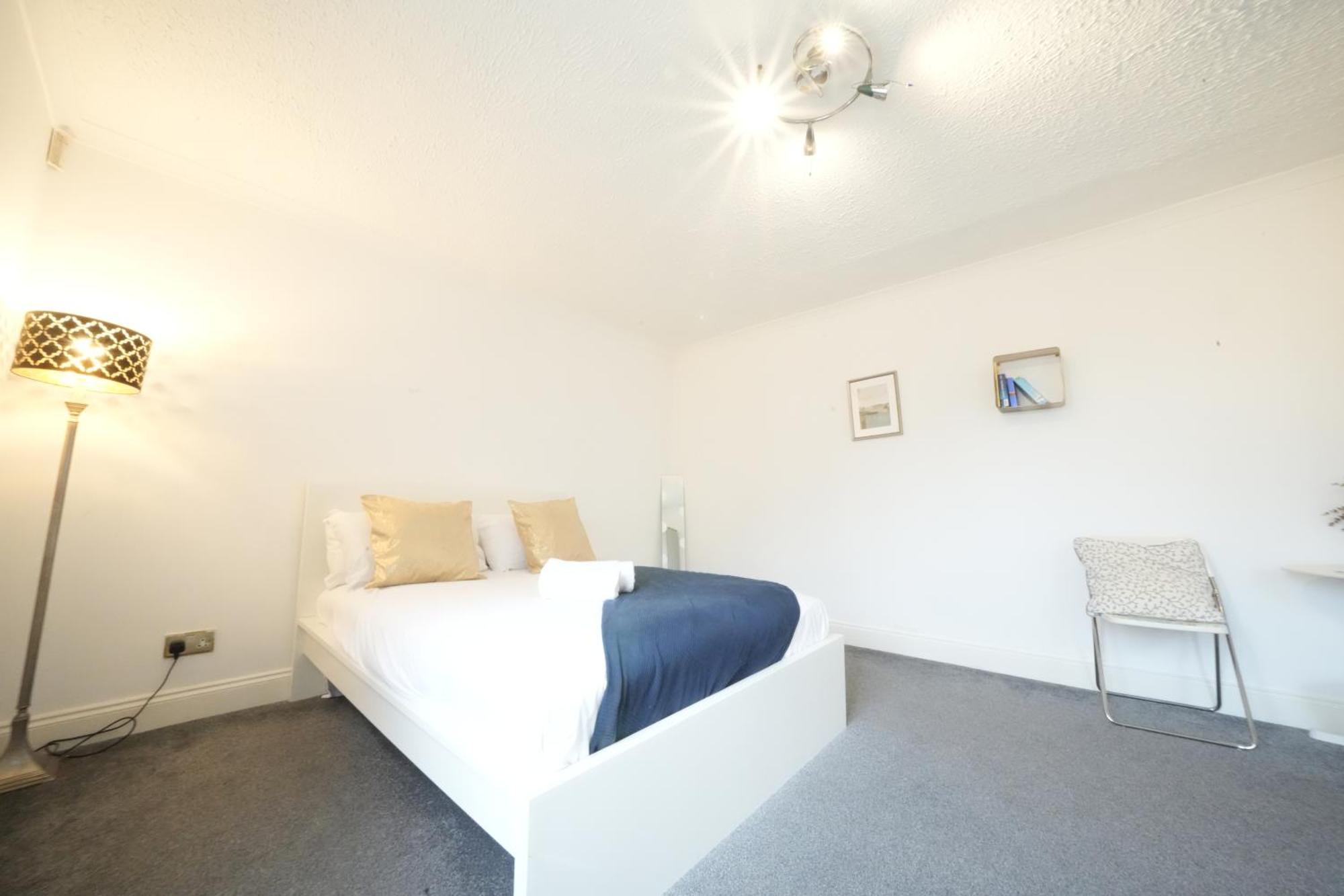 Airport Comfy Stay Harmondsworth Exterior photo