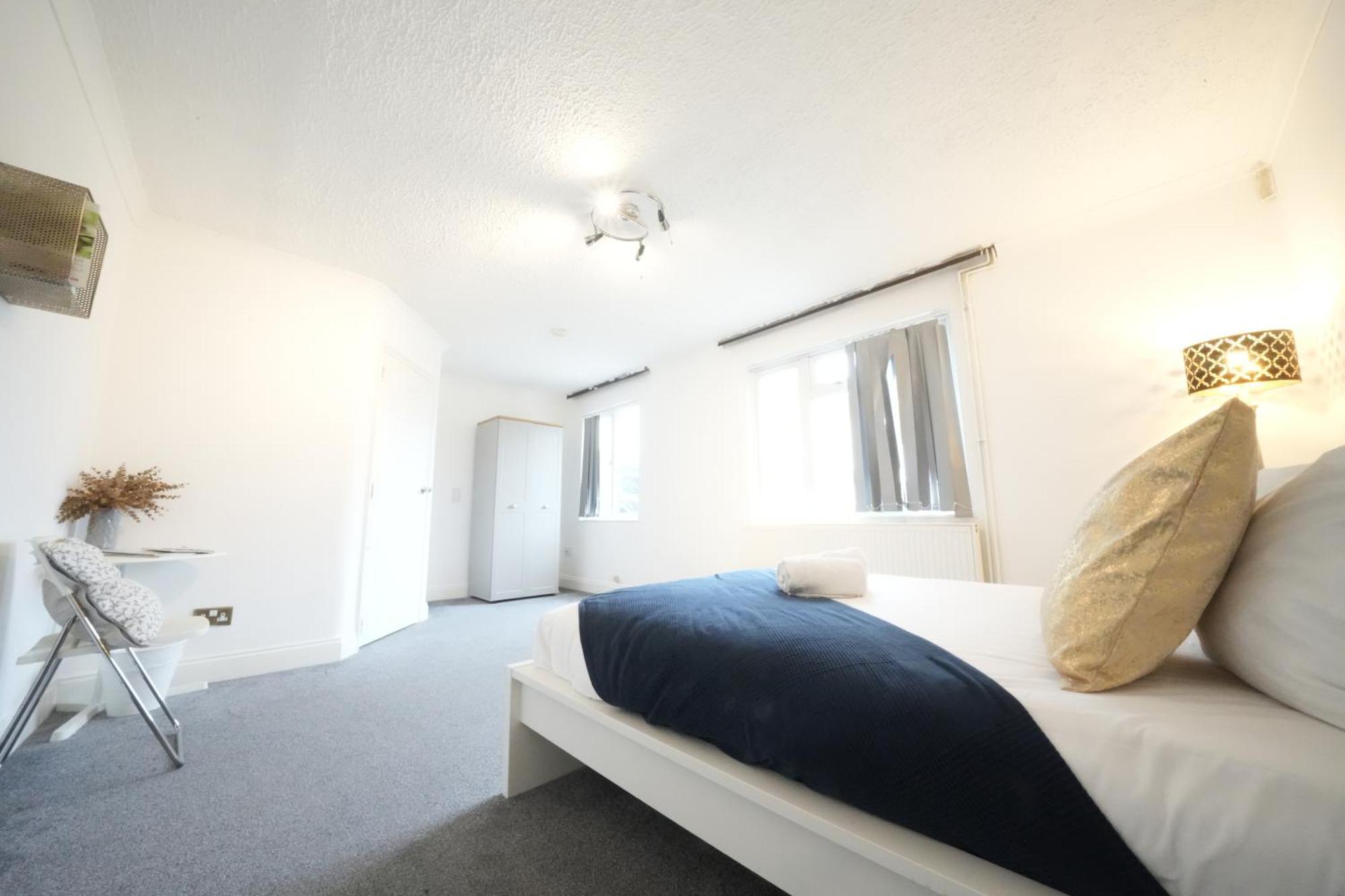 Airport Comfy Stay Harmondsworth Exterior photo