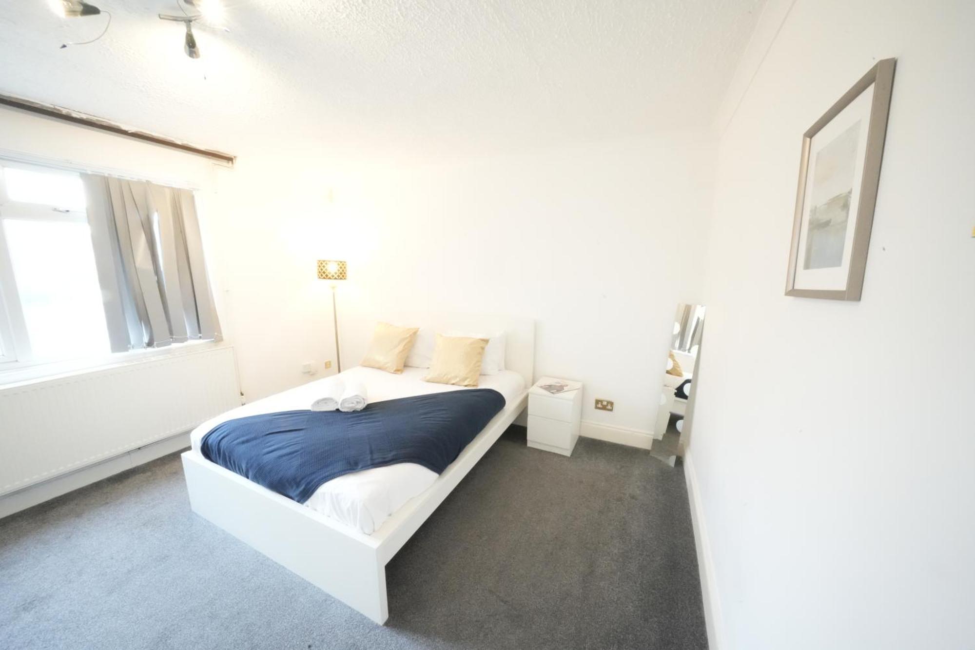 Airport Comfy Stay Harmondsworth Exterior photo