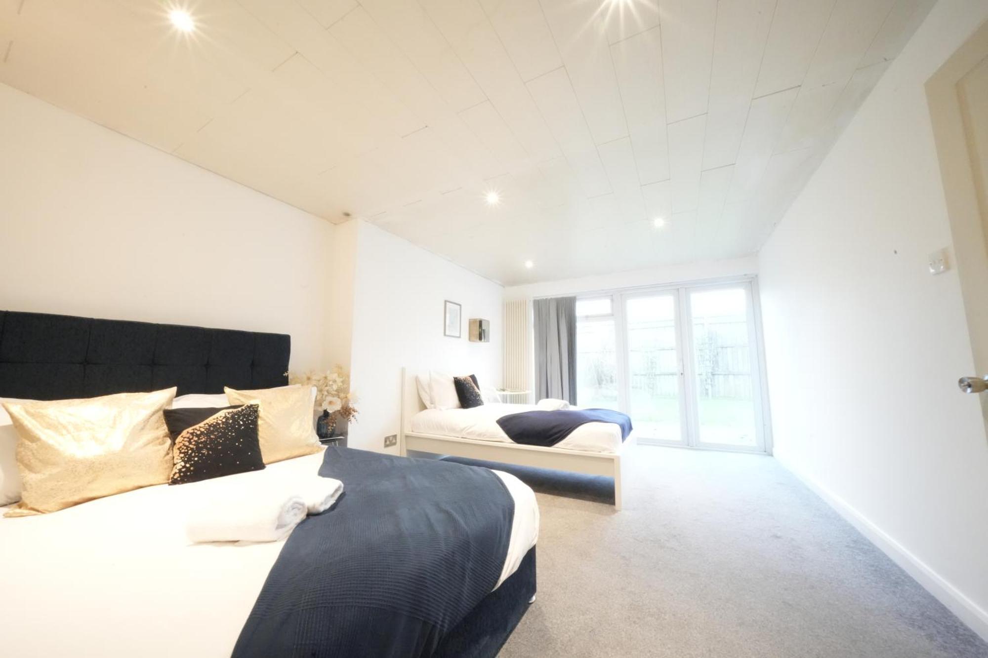 Airport Comfy Stay Harmondsworth Exterior photo