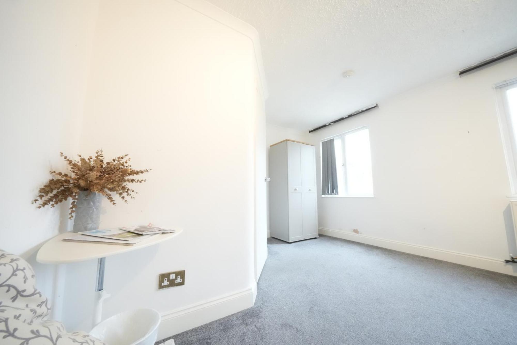 Airport Comfy Stay Harmondsworth Exterior photo